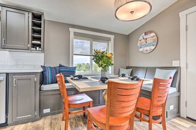 Building Photo - Upper Crescent Bar Rental