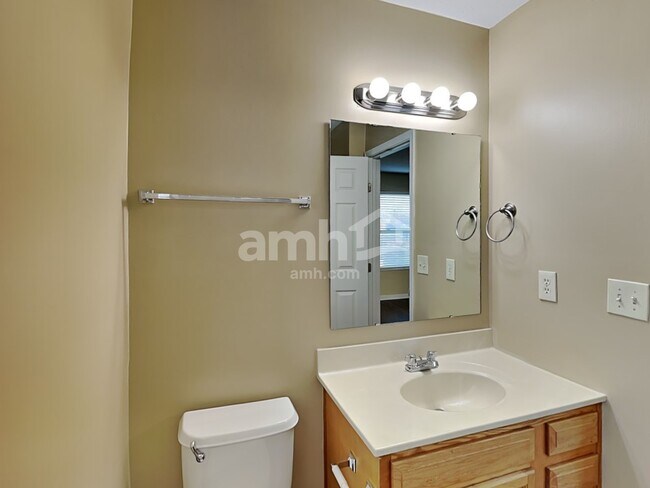 Building Photo - 10204 Meadow Glen Dr