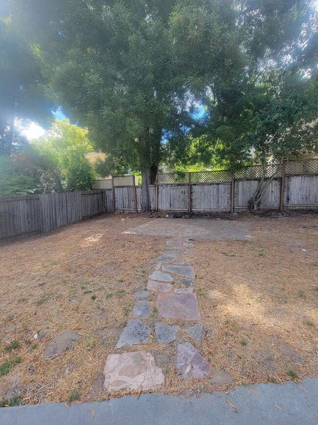 Building Photo - Charming and full of character, this vinta...