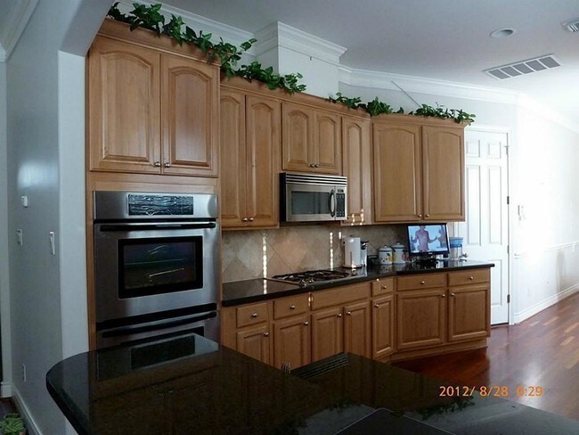 Building Photo - 5626 Dolores St