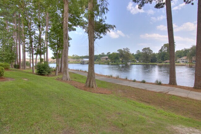 Building Photo - 682 Riverwalk Dr