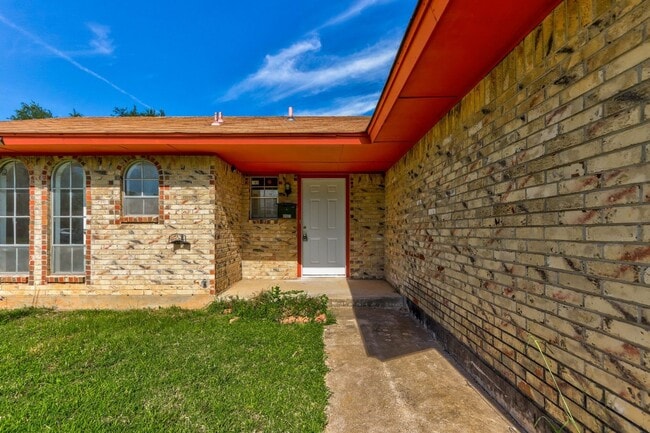 Building Photo - Cozy & Stylish Living Near ESA Park with F...