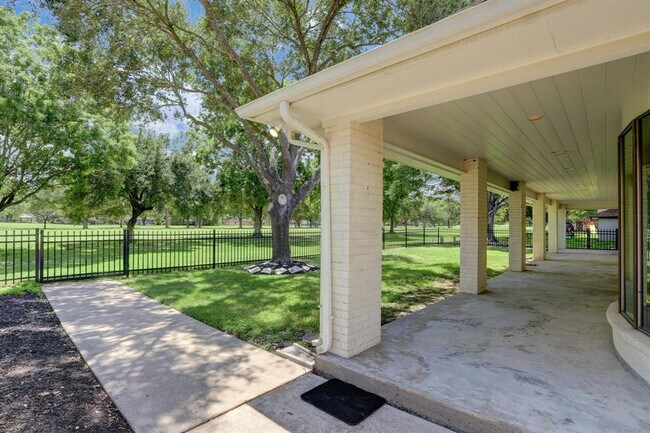Building Photo - 2307 Fairway Cir