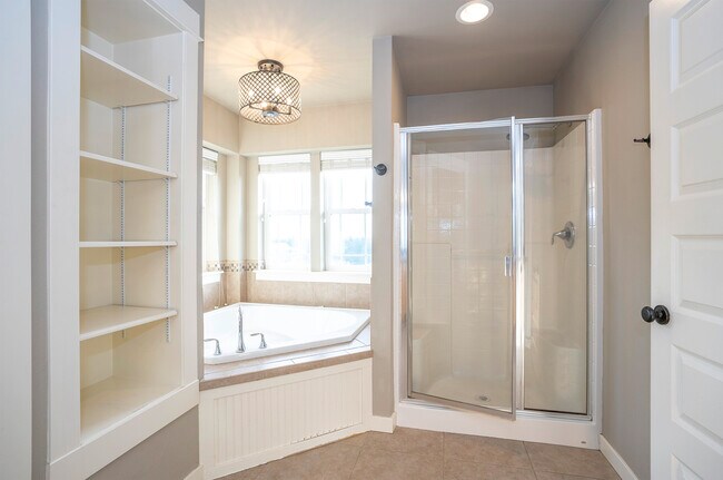 Building Photo - 1749 Skyline Ridge Ln SW