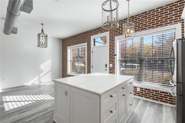 Building Photo - 791 Wylie St SE