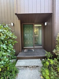 Building Photo - STUNNING NEWLY REMODELED CONDO WITH POOL &...
