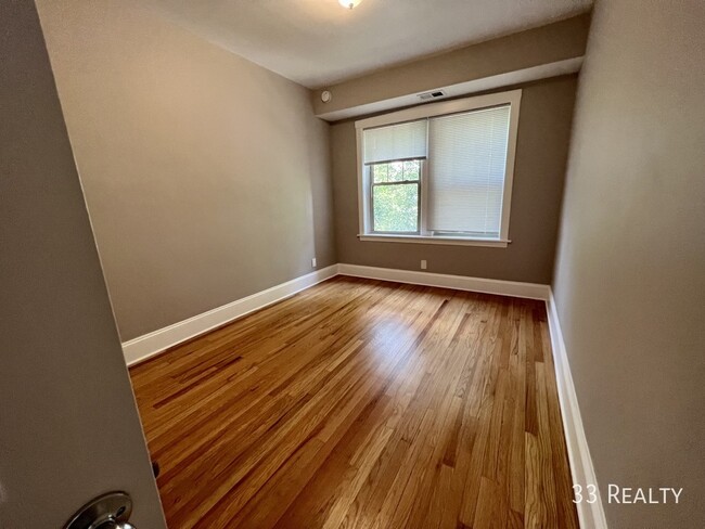 Building Photo - **Application Pending** 2 Bed 2 Bath / Oak...