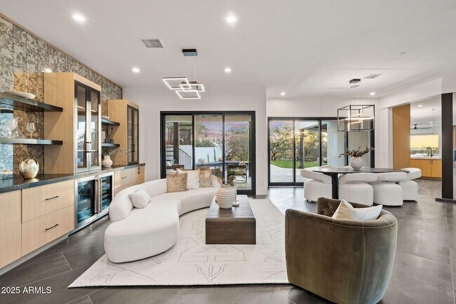 Building Photo - 3135 E Palo Verde Dr