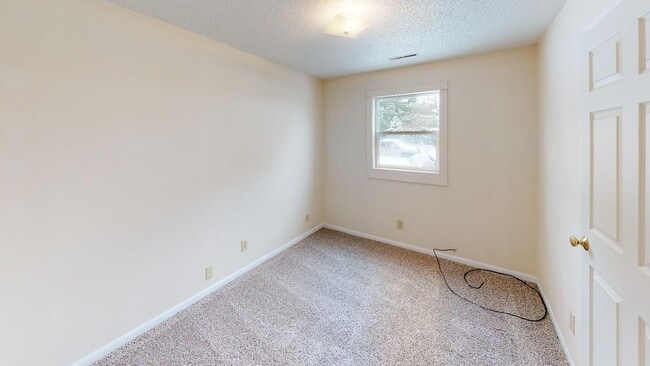 Building Photo - 3 Bedroom Duplex w/Garage & In Unit Laundry