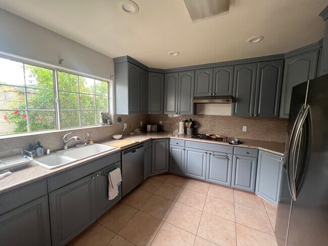 Kitchen - 4917 Lindley Ave