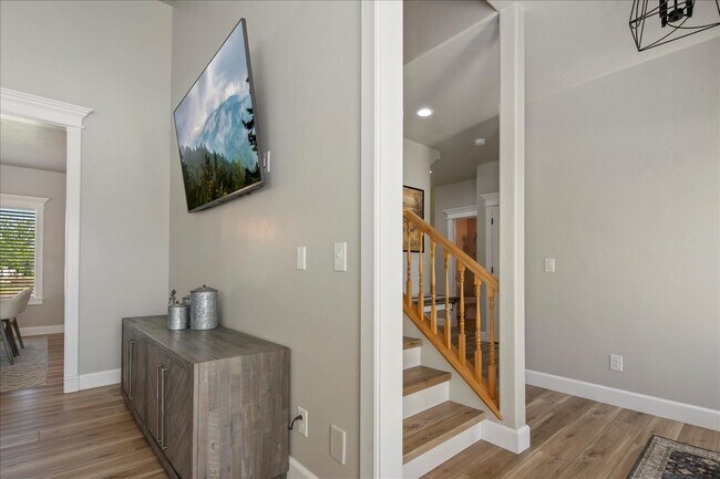 Building Photo - 581 N Devon Pl
