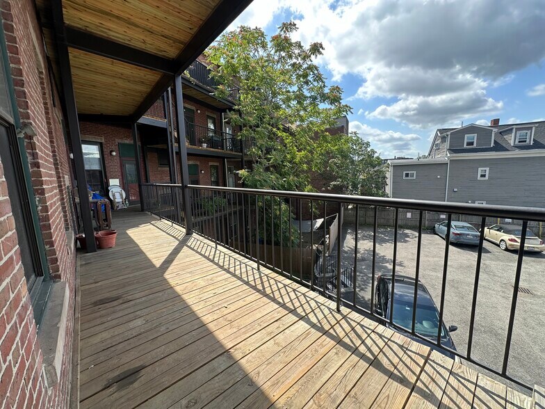 Building Photo - 40 Williams St