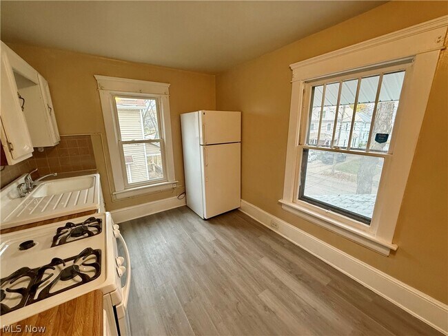 Building Photo - 707 Hazel St