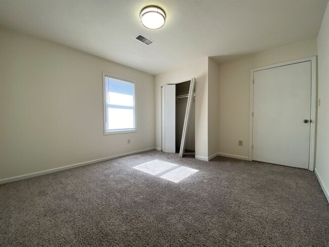 Building Photo - Townhouse style 4bed, 2bath duplex in Cul-...