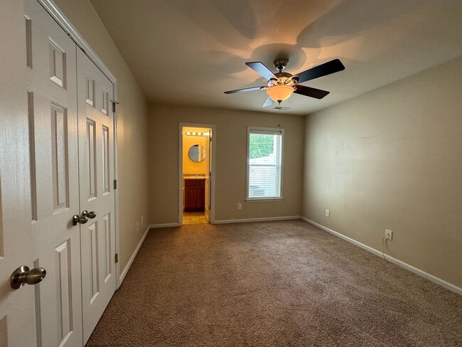 Building Photo - End Unit! Screened Porch!