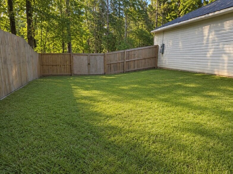 Building Photo - 1679 Pickens Cir