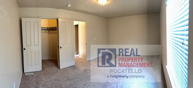 Building Photo - 2 bedroom 1.5 bath Townhome - 1 Car Garage