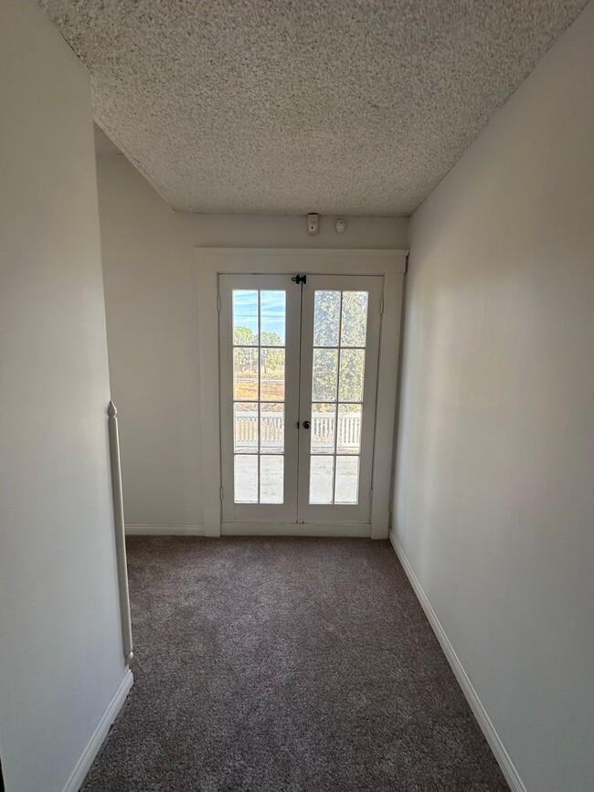 Building Photo - 3 bedroom 3 bathroom with an office Countr...