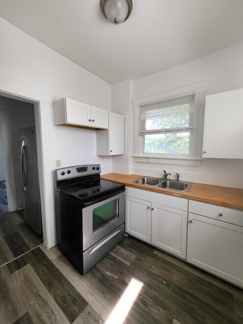 Building Photo - 234 E 18th St