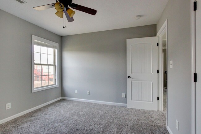 Building Photo - --AVAILABLE NOW! MOVE-IN READY!!!