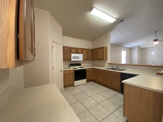 Building Photo - Spacious 3BR w/Office in the Cabezon Subdi...