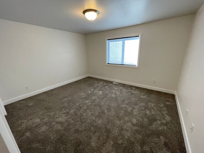 Building Photo - 3 bed 2.5 bath home rental
