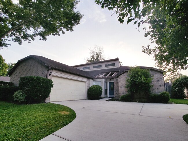 Building Photo - 2111 Echo Ridge