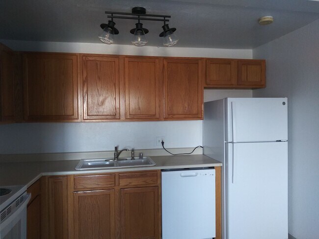 Building Photo - Your new home is waiting for you!