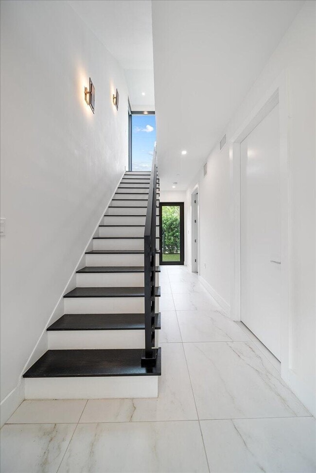 Building Photo - 1052 N Victoria Park Rd