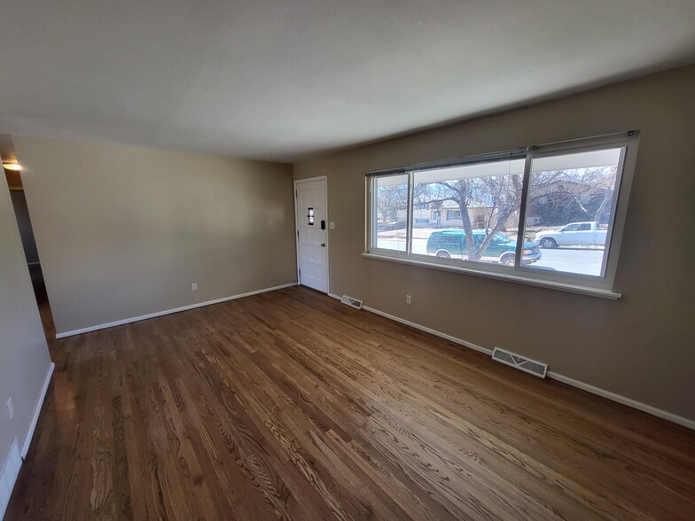 Living room - 1909 Collier Ave