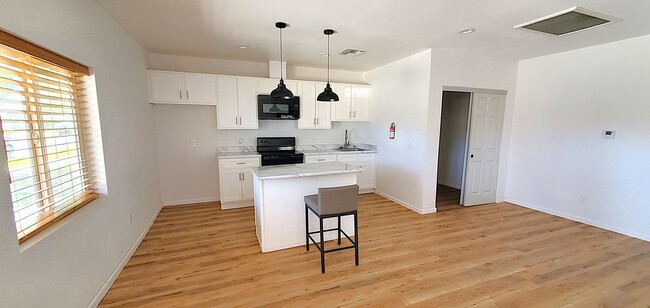 Building Photo - Beautifully 3-bedroom, 1-bathroom apartment