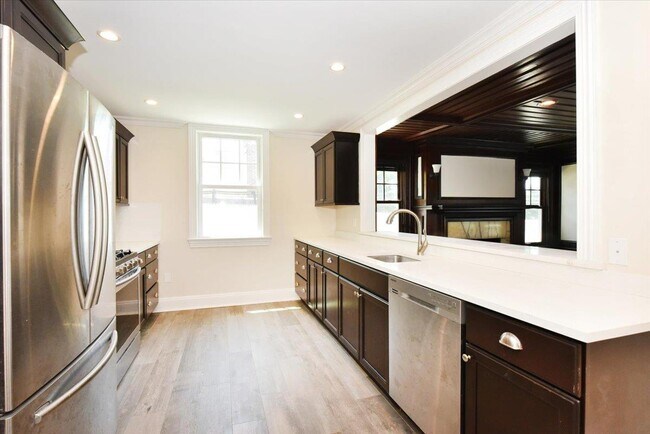 Building Photo - 158 Woodbine Ave