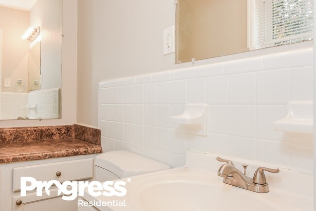 Building Photo - 643 Milford Dr SW