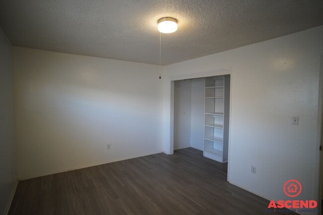 Building Photo - 904 Hurrle Ave