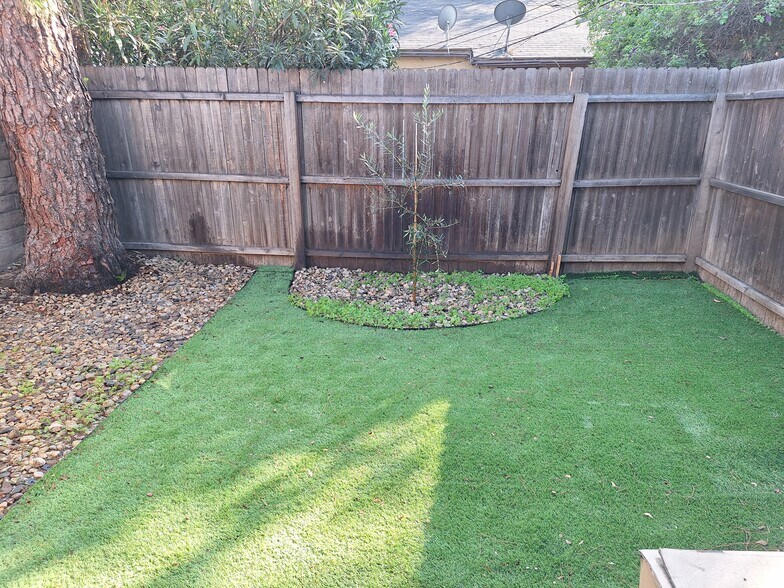 Mini Fenced Private Yard - 16663 Victory Blvd