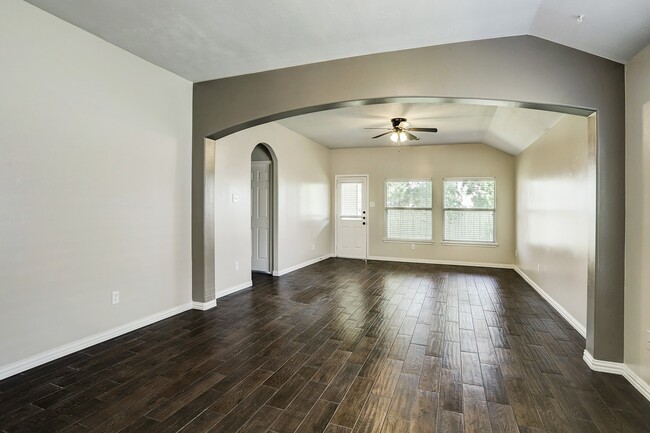 Building Photo - 407 Annatto Ln