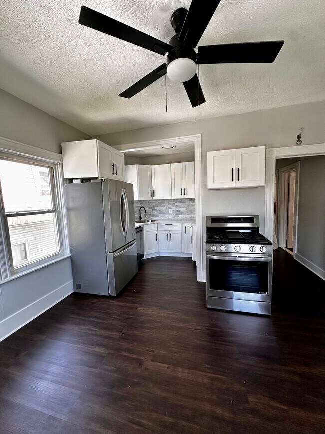 Building Photo - Spacious 3 bed/1 bath off of Broadway!