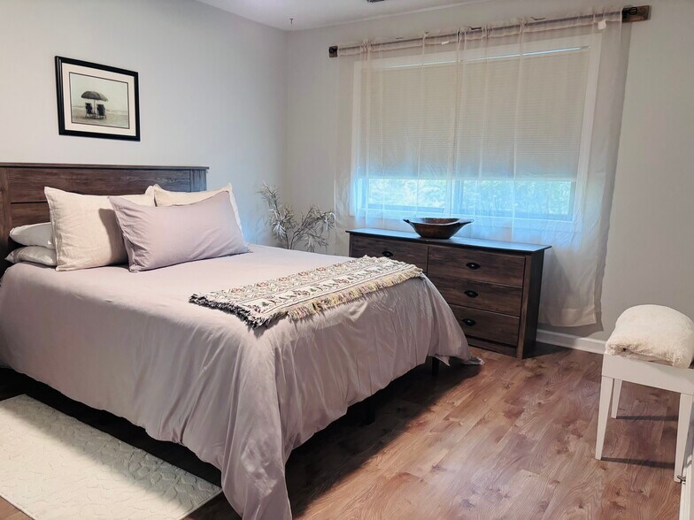bright room - 551 Courtwood Ln