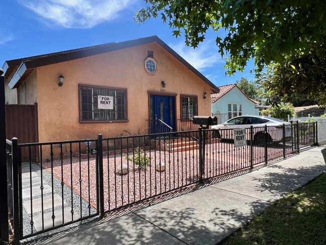 Building Photo - 2330 S Mansfield Ave