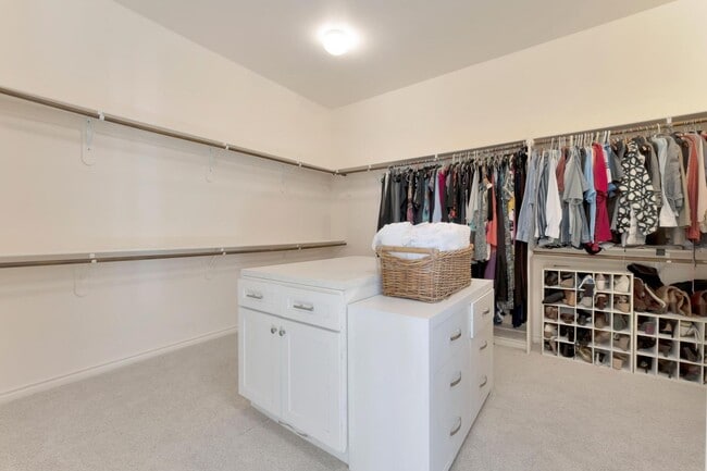 Building Photo - Queensridge Beauty - 5 bedroom on a 1/4+ acre lot