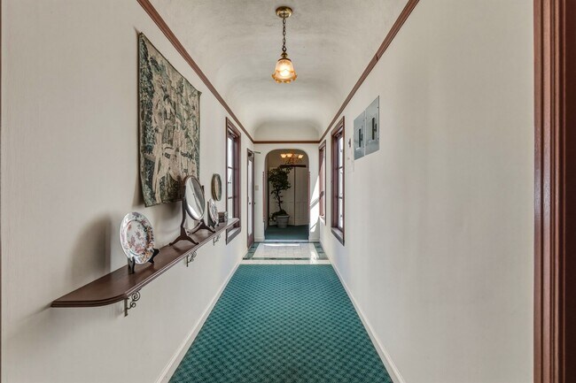 Building Photo - 1530 Miramar Dr