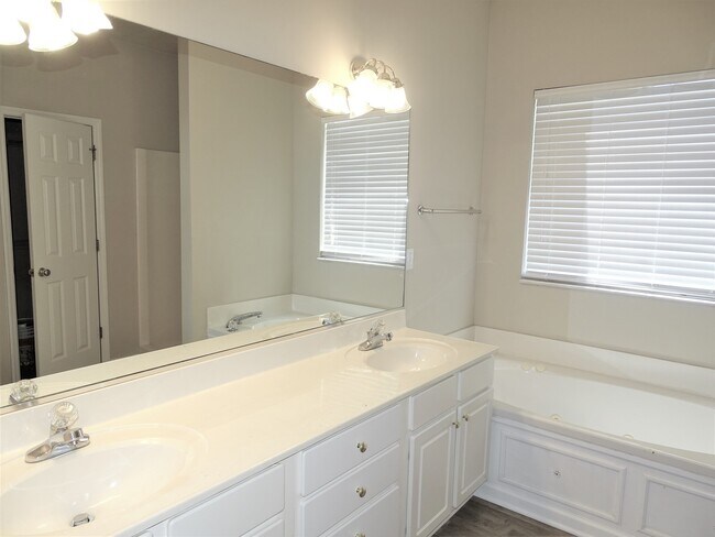 Building Photo - One Level Living! Updated 3BR / 2BA in Pri...