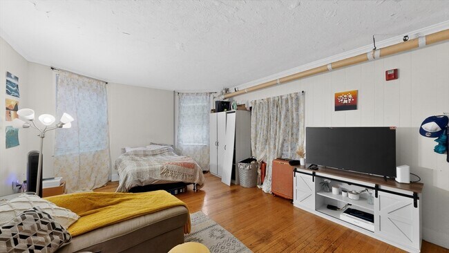 Building Photo - 1071 Beacon St