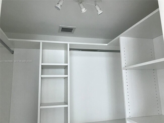 Building Photo - 1300 Brickell Bay Dr