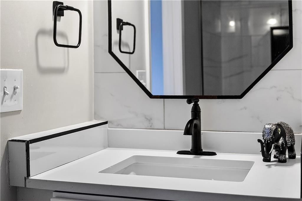 Building Photo - 679 Anderson Walk