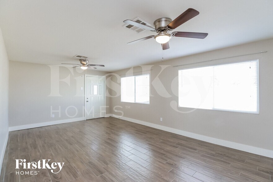 Building Photo - 3412 E Claire Dr