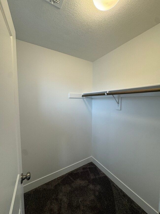 Building Photo - Luxury 5BR 4 BA Home w/ Pool and Clubhouse Access in GREAT location!