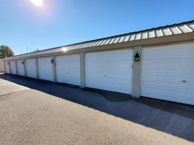 Building Photo - 2 Bedroom, 1.5 Bathroom Townhouse. Large L...