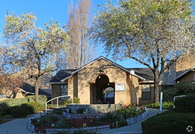 Building Photo - Sparks Way Commons