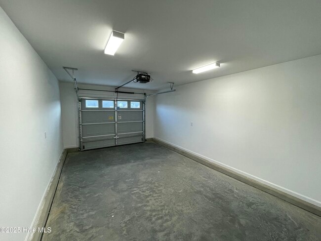 Building Photo - 712A Sarah Rebecca Dr